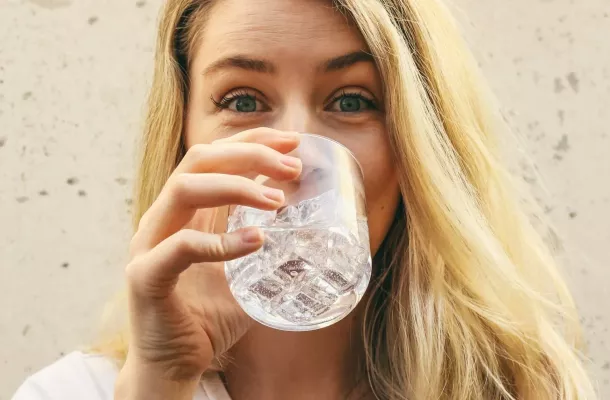 Frau trinkt ein Glas Wasser