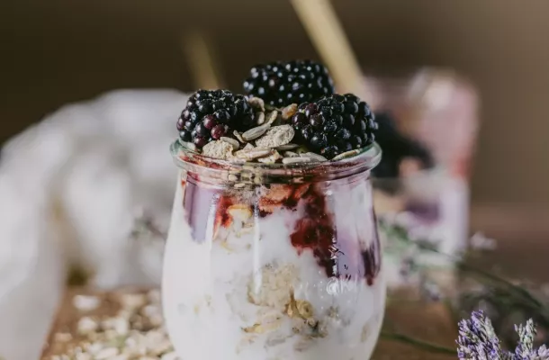 Glas mit Yoghurt und frischen Früchten