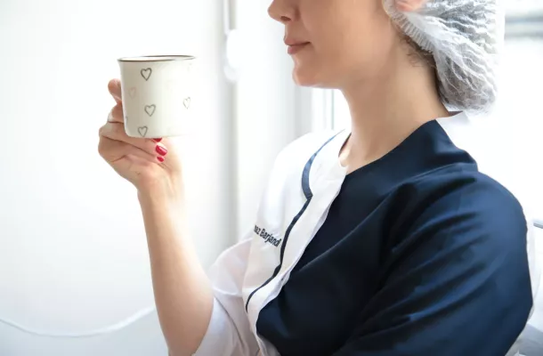 Frau mit Tasse macht eine Pause